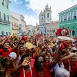 Pelourinho ficou vermelho: multidão toma conta do Largo em homenagem a Santa Bárbara