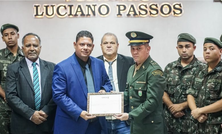 Presidente da Câmara de Cruz das Almas homenageia Subtenente do Exército com Moção de Aplausos