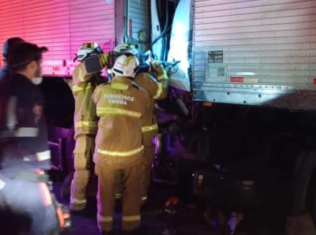 Motorista morre após colisão entre duas carretas na BR-324, em Tanquinho