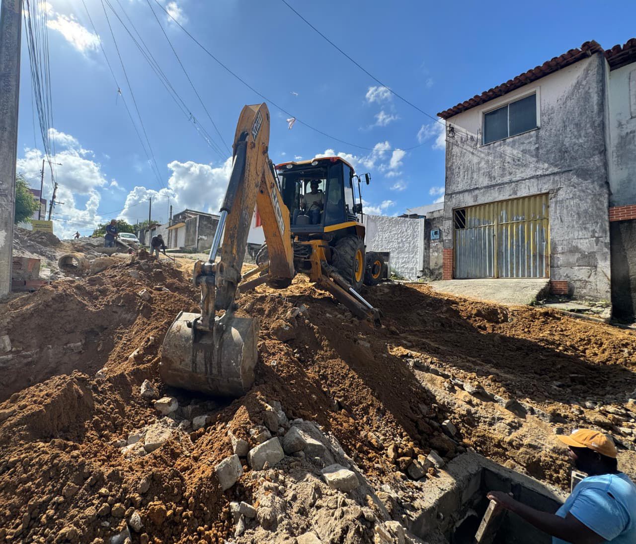 Seinfra realiza melhorias na drenagem da Rua Verdival Pitanga, na Suzana