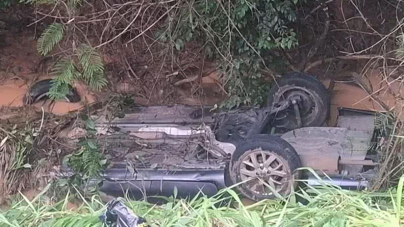 Cinco baianos da mesma família morrem após carro bater em barranco e cair em córrego em MG