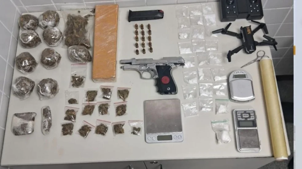 Polícia Militar apreende arma de fogo, drogas e drone em Feira de Santana