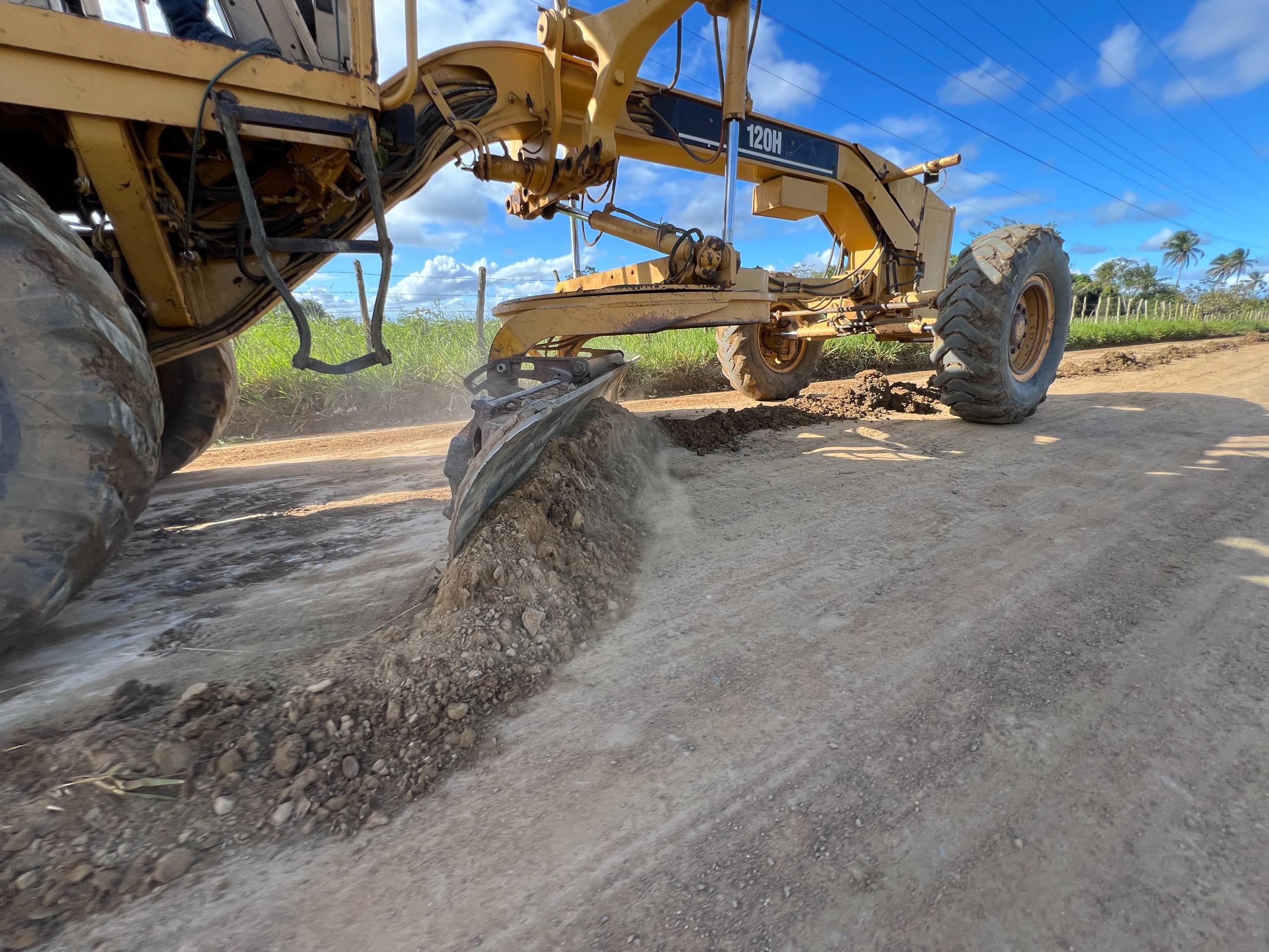 Seinfra realiza melhorias na estrada do Tuá e Combê