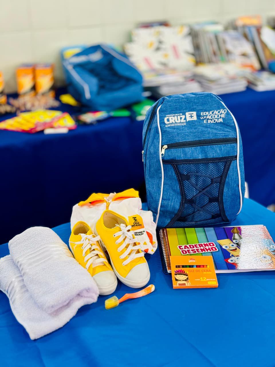 Com entrega de kits do aluno e fardamento, Prefeitura de Cruz investe R$ 2 milhões na educação municipal para volta às aulas