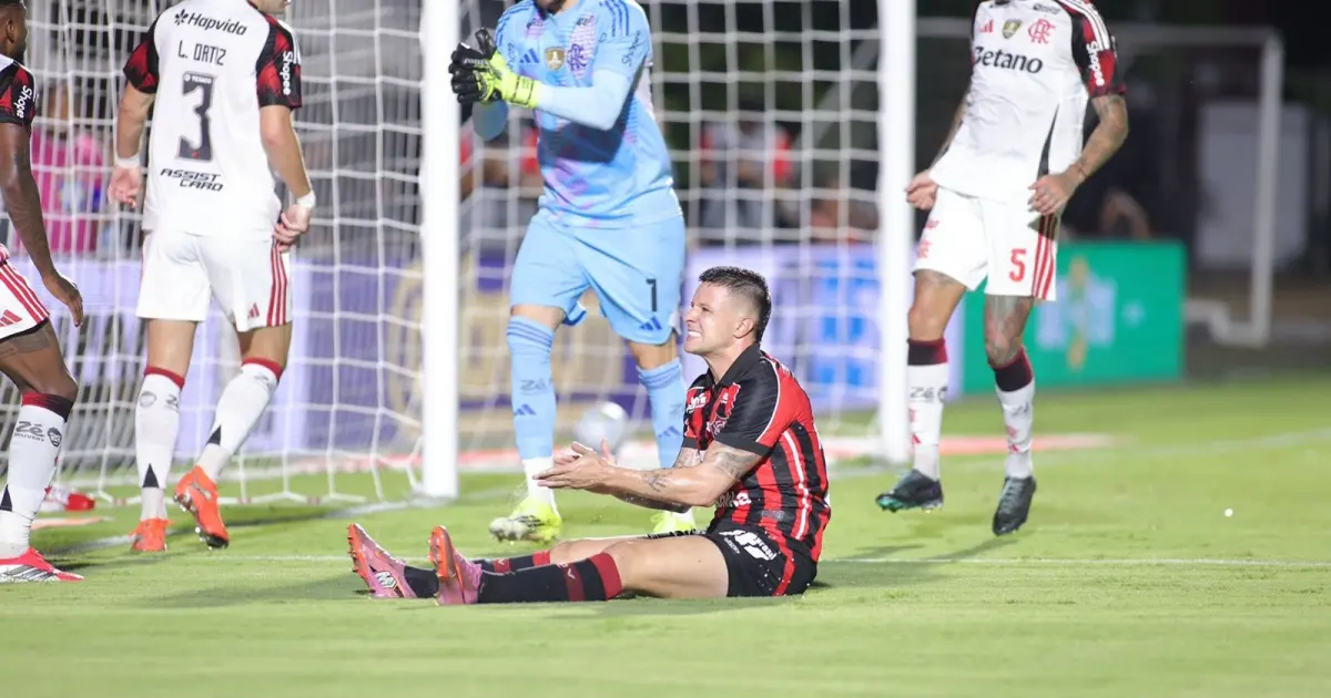 Kayzer desperdiça pênalti e Vitória perde para o Flamengo na reestreia de Marinho