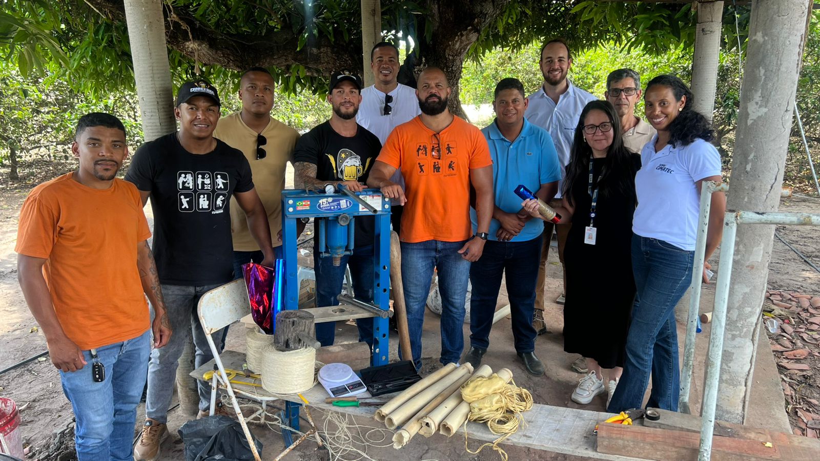 Presidente da Associação de Incentivo à Cultura, Cléo Rocha, destaca avanço na certificação das espadas em Cruz das Almas ao lado do presidente da Câmara Euricles Neto