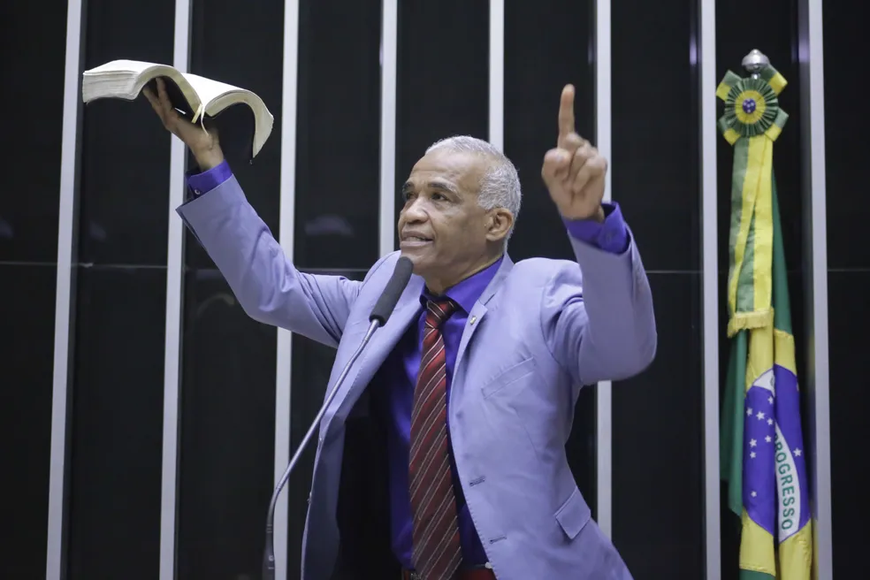 “Esse furico agora é de Deus”, diz Pastor Isidório a homem no Carnaval