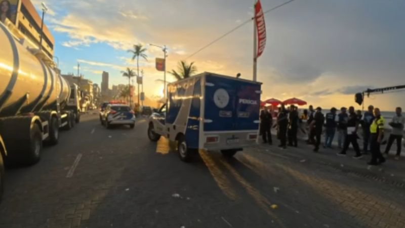 Jovem morre atropelada por caminhão de limpeza enquanto brincava com amigos no circuito do Carnaval de Salvador