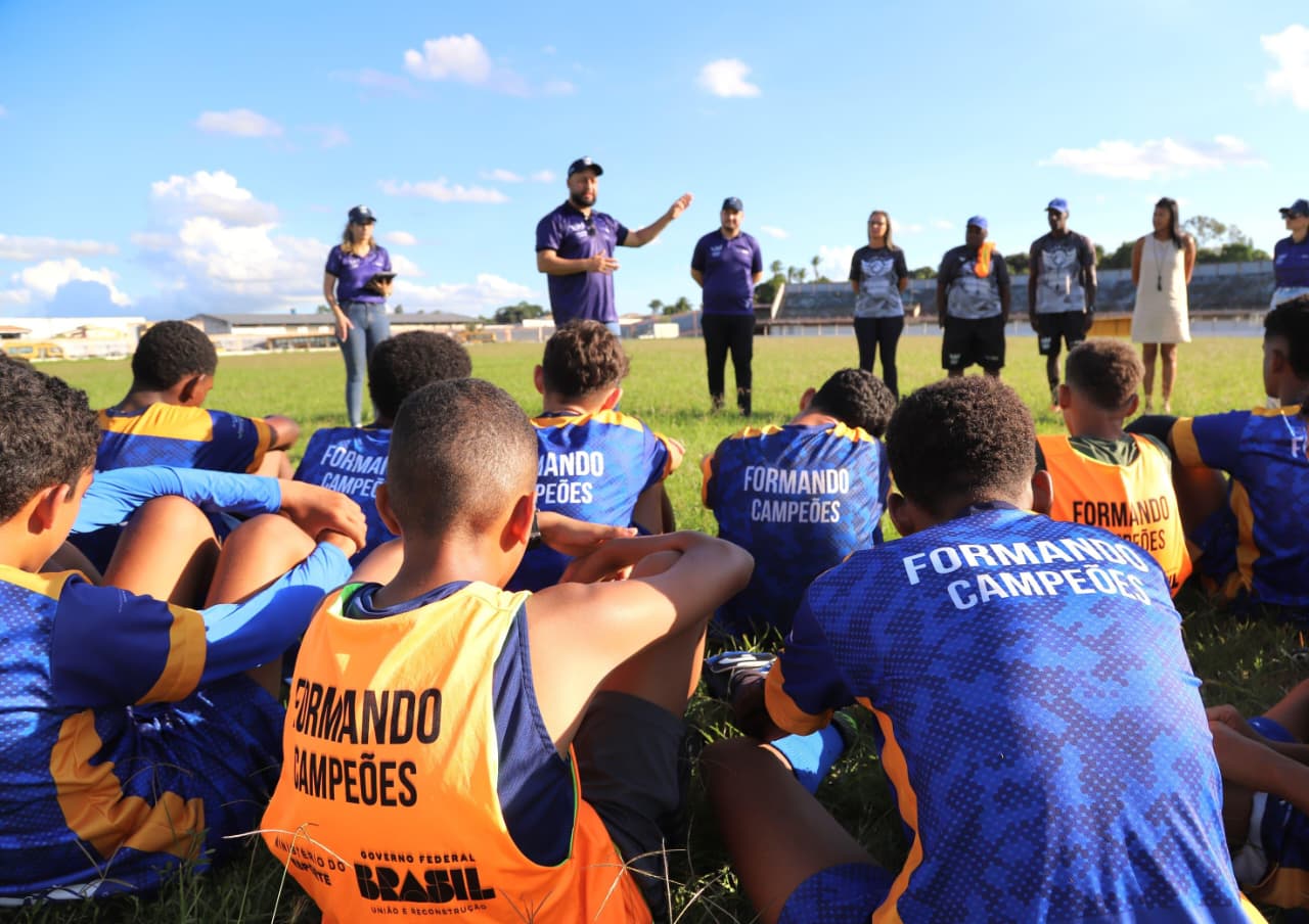 Formando Campeões recebe novos kits esportivos durante visita técnica para apoiar jovens talentos do futebol cruzalmense