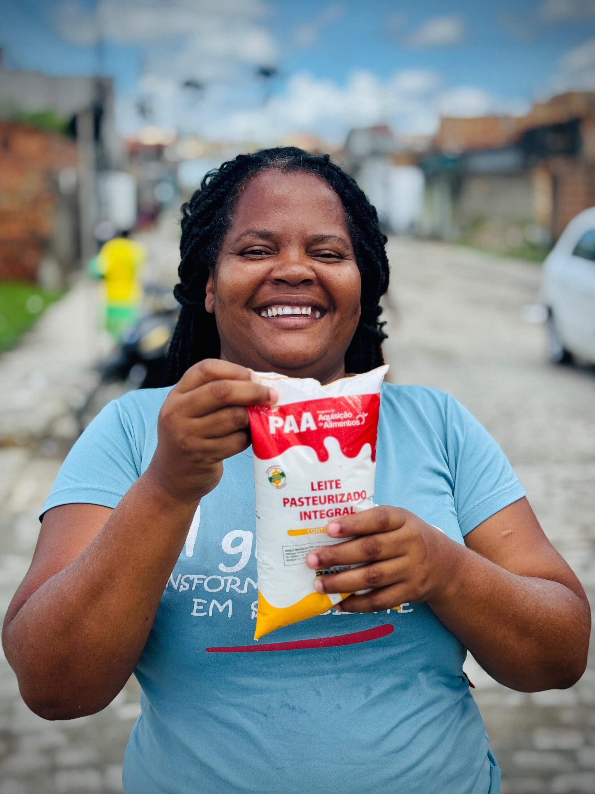 Prefeitura de Cruz entrega 2,5 mil litros de leite no Areal, Vilarejo e Inocoop