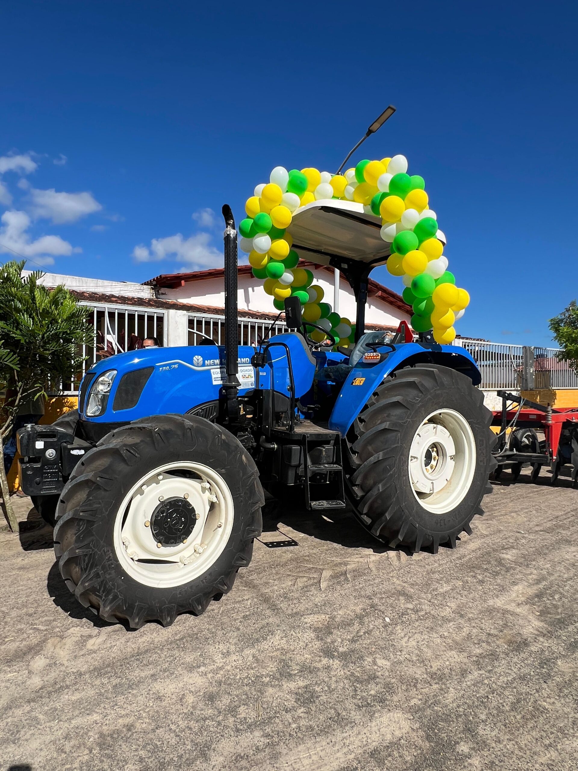 Prefeitura de Cruz entrega trator para associação rural do Araçá e Pela Porco