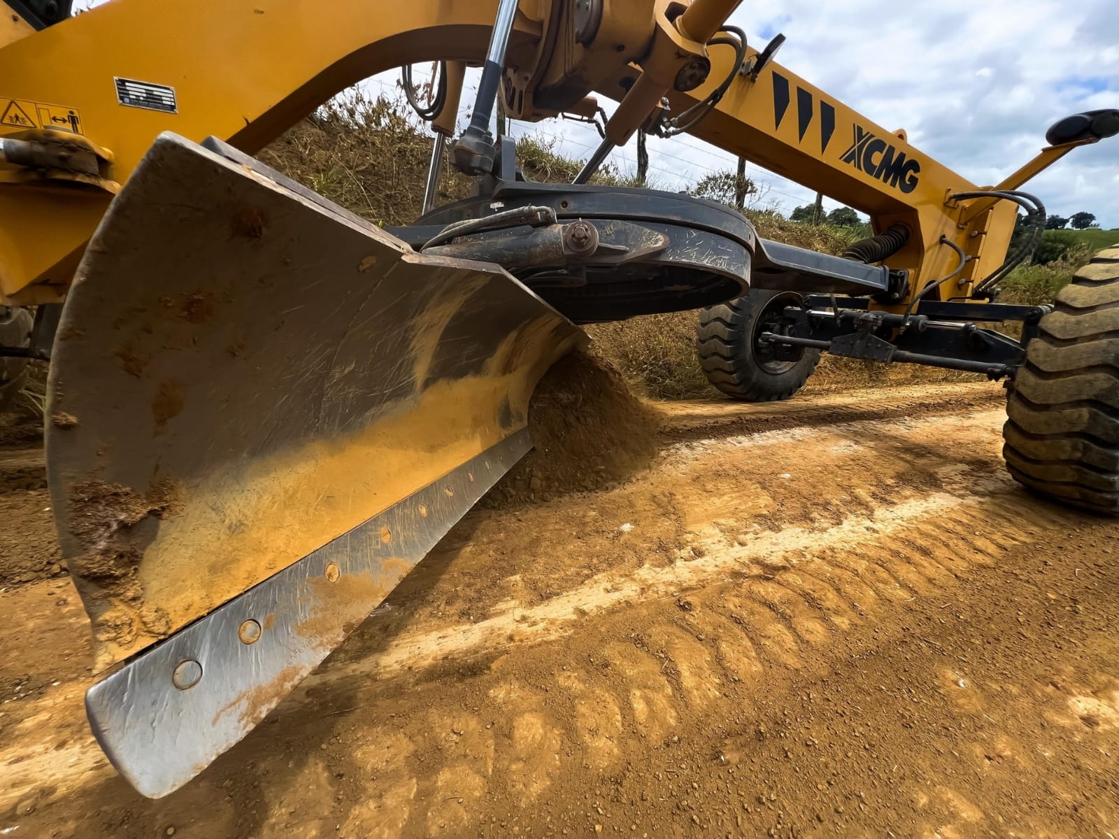 Prefeitura de Cruz segue, esta semana, com manutenção nas estradas da Embira e da Boca da Mata