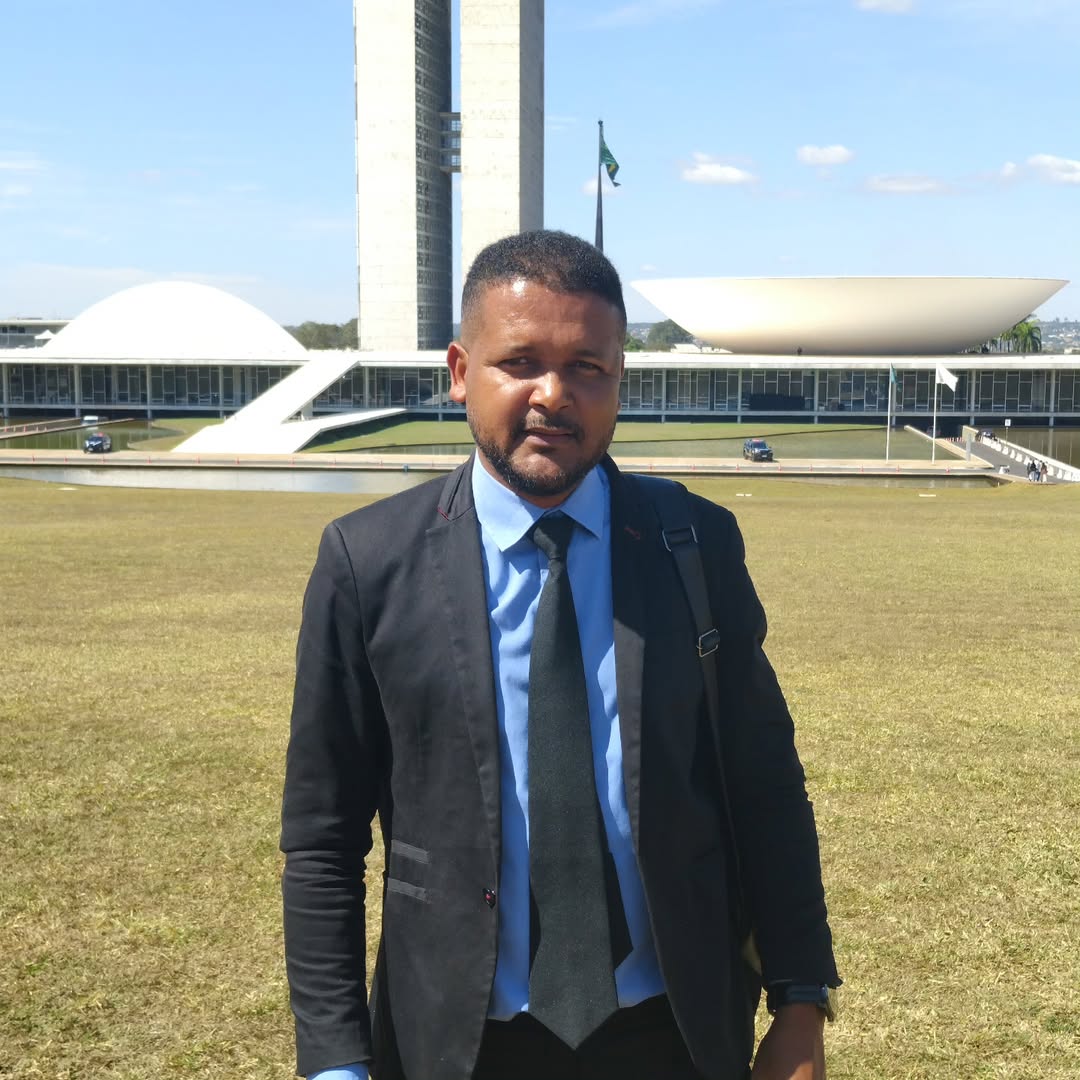 Secretário de Infraestrutura, serviços públicos e transporte Israel Silva, promete aos estudantes que irá buscar melhoria no transporte universitário de Cabaceiras do Paraguaçu.