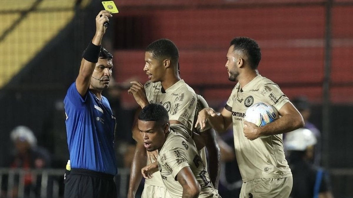 A vitória do Sport por 2 a 1 sobre a Jacuipense foi marcada por um erro do árbitro, que deixou jogador com dois cartões amarelos em campo.