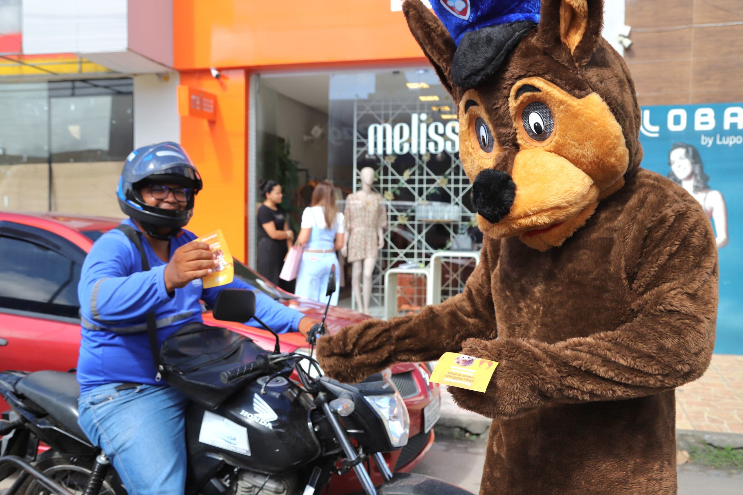 Blitz educativa do Abril Laranja alerta contra maus-tratos aos animais