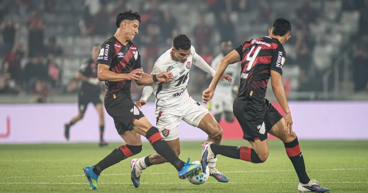 Em jogo movimentado, o Vitória sofre virada para Athletico-PR nos acréscimos e segue sem vencer fora de casa na Série A