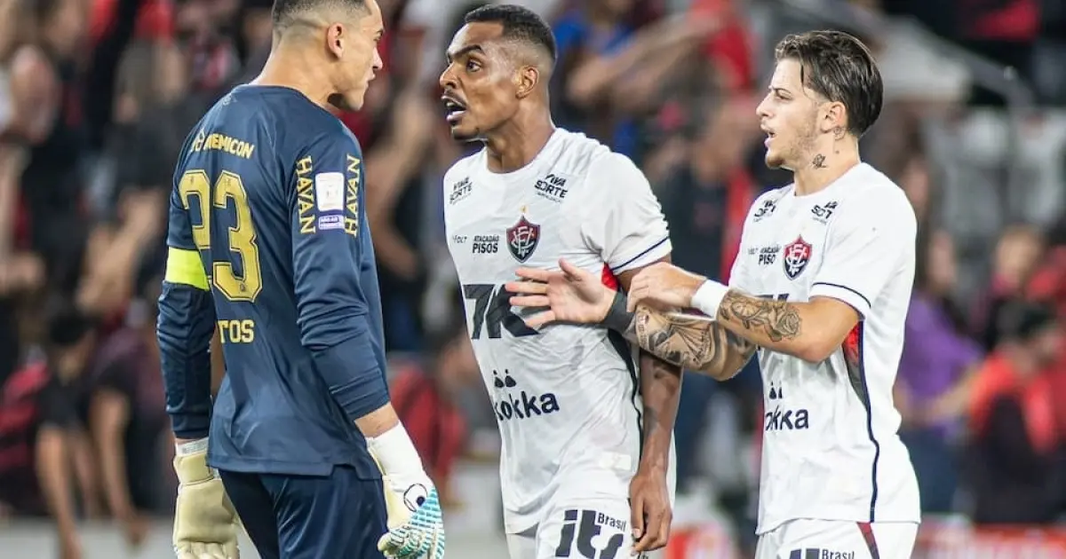 Vitória oficializa denúncia contra arbitragem após jogo com o Athletico-PR: "Erros claros e determinantes"