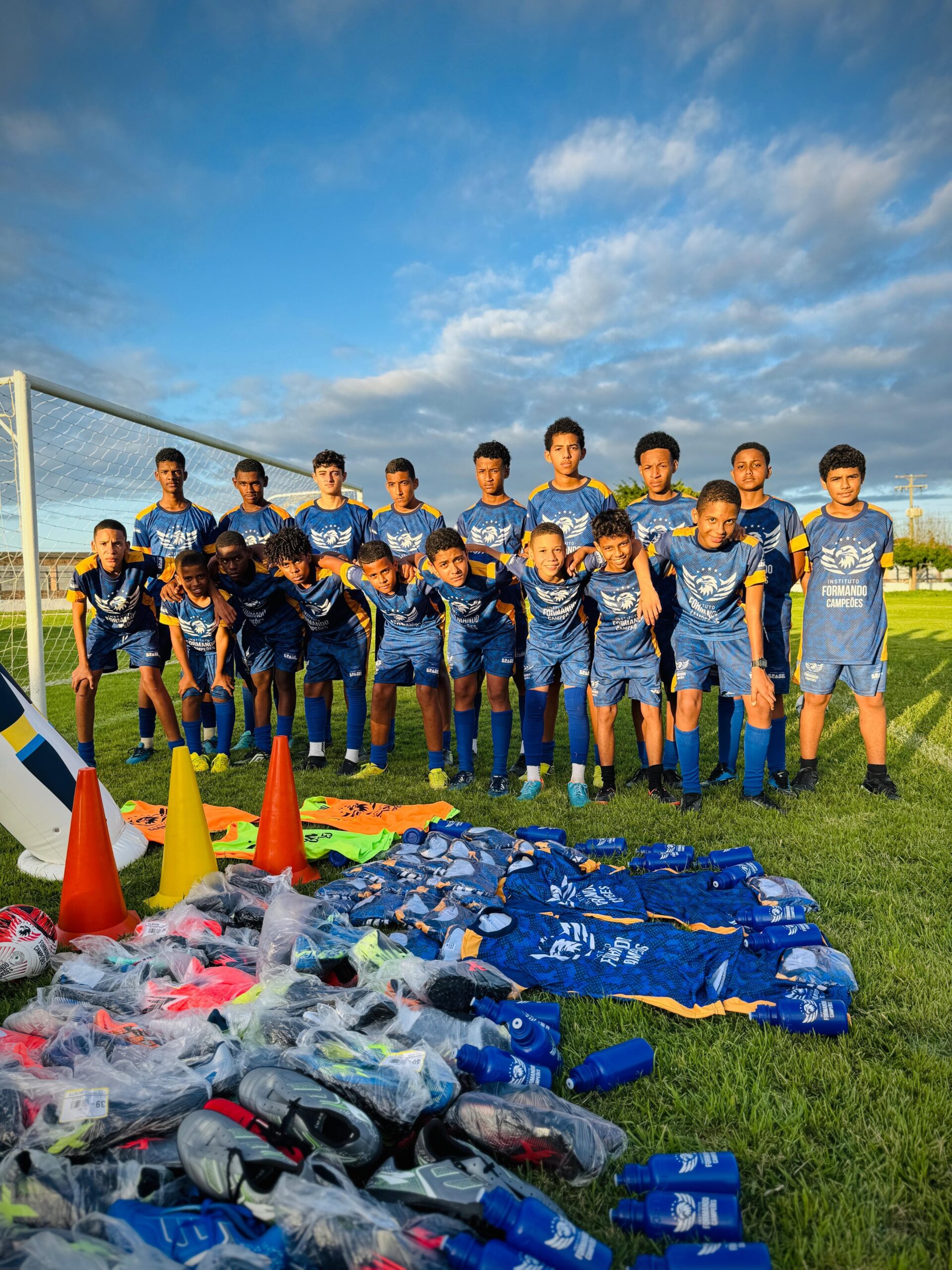Cruz das Almas recebe novos kits esportivos para projeto social de futebol Formando Campeões