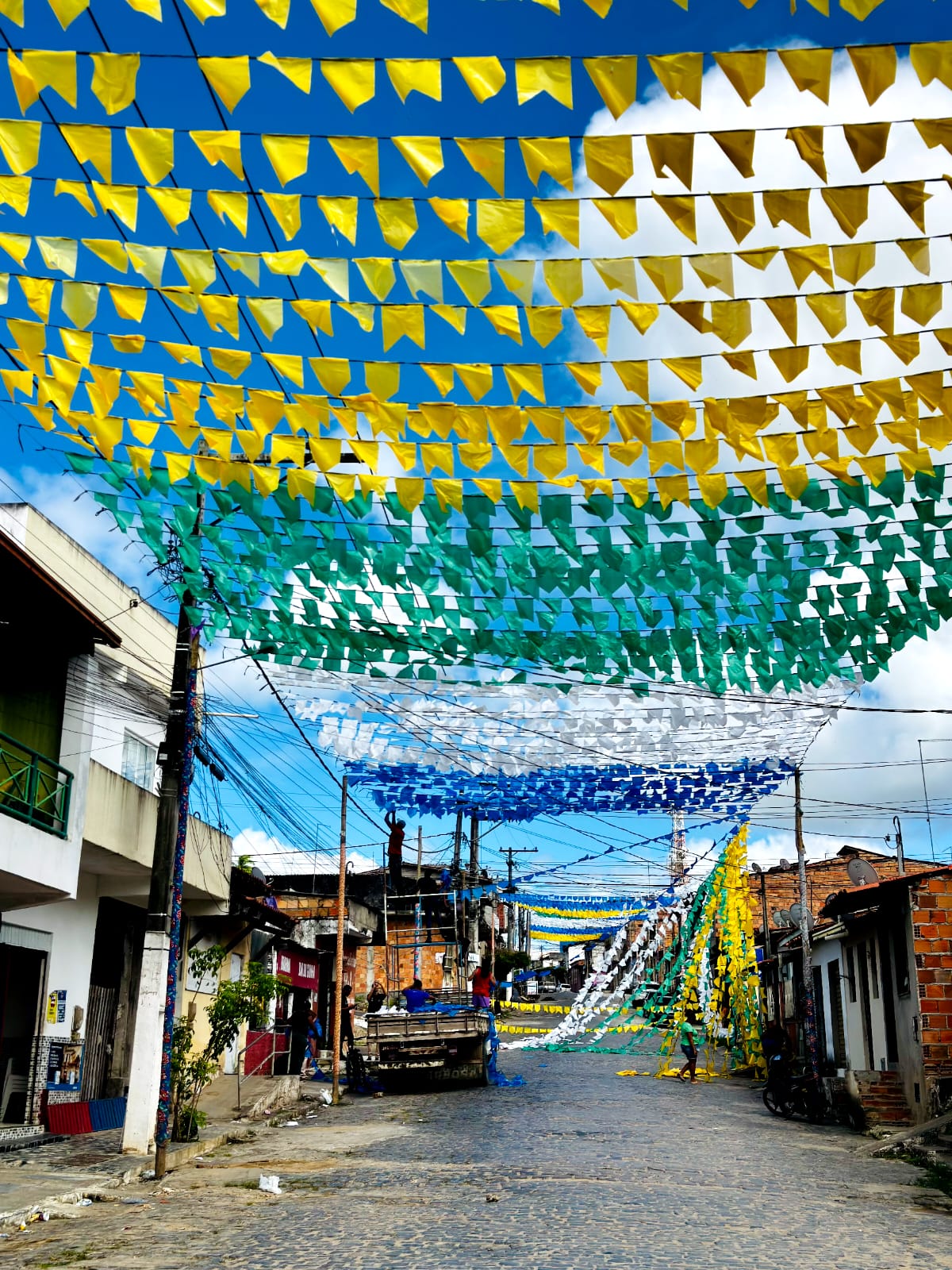 Prefeitura de Cruz inicia decoração e clima junino toma conta da cidade