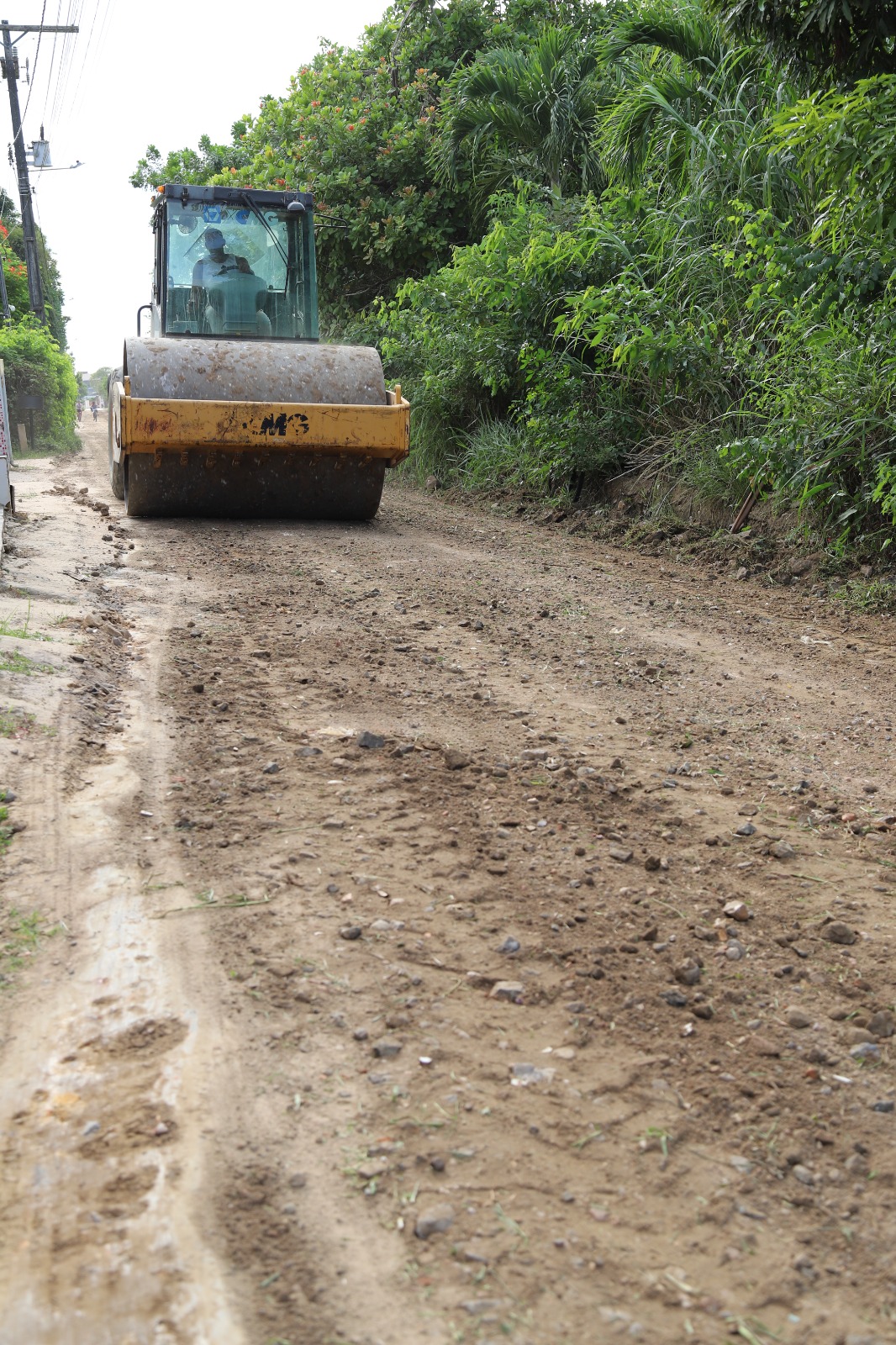 Prefeitura de Cruz realiza manutenção na estrada da Pumba, Piabas e Baixa Fria
