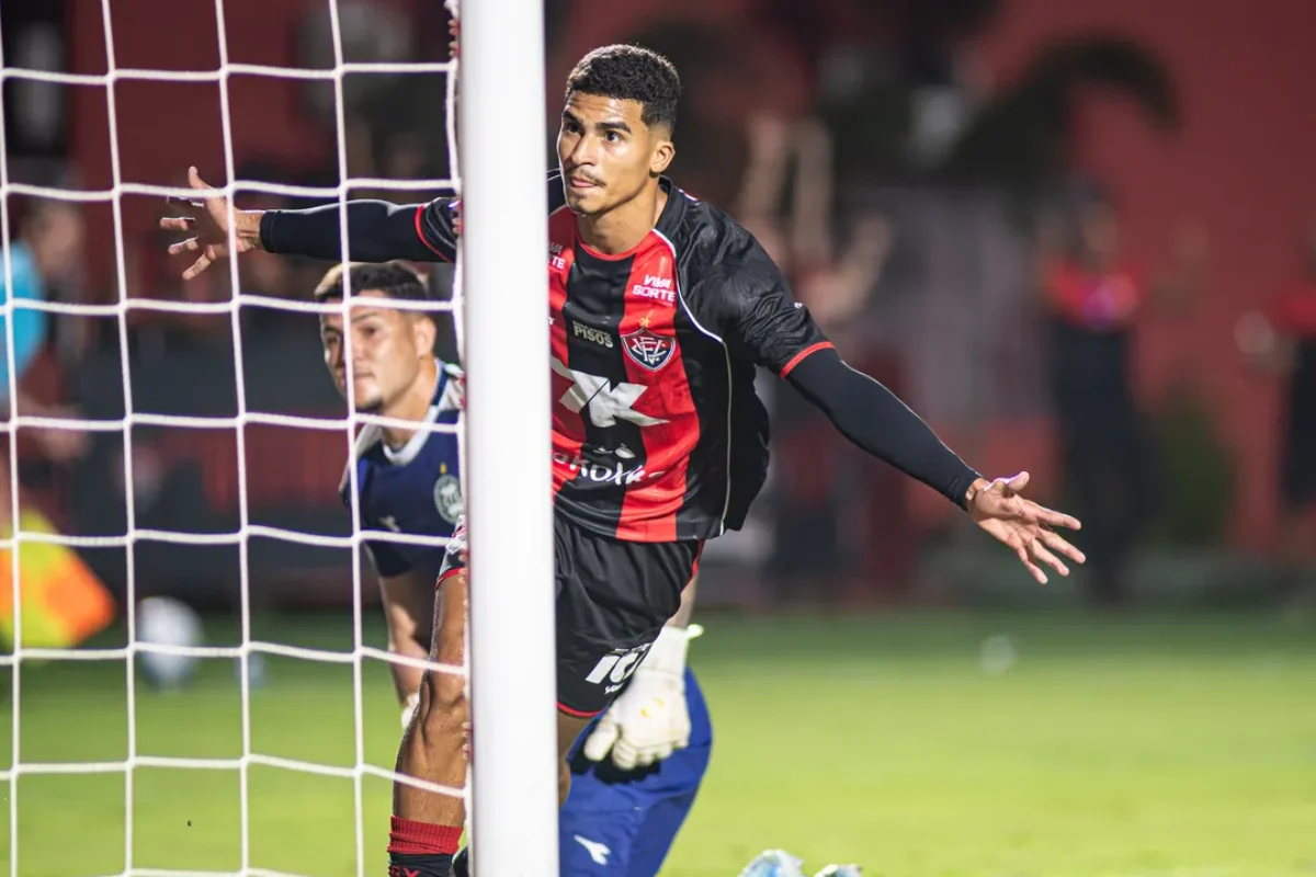 Dominante, Vitória goleia Coritiba por 4x1 no Barradão e salta na tabela do Brasileirão