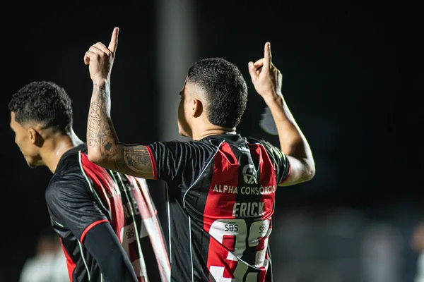 Com o Barradão lotado, Vitória vence Flamengo e avança na Copa do Brasil