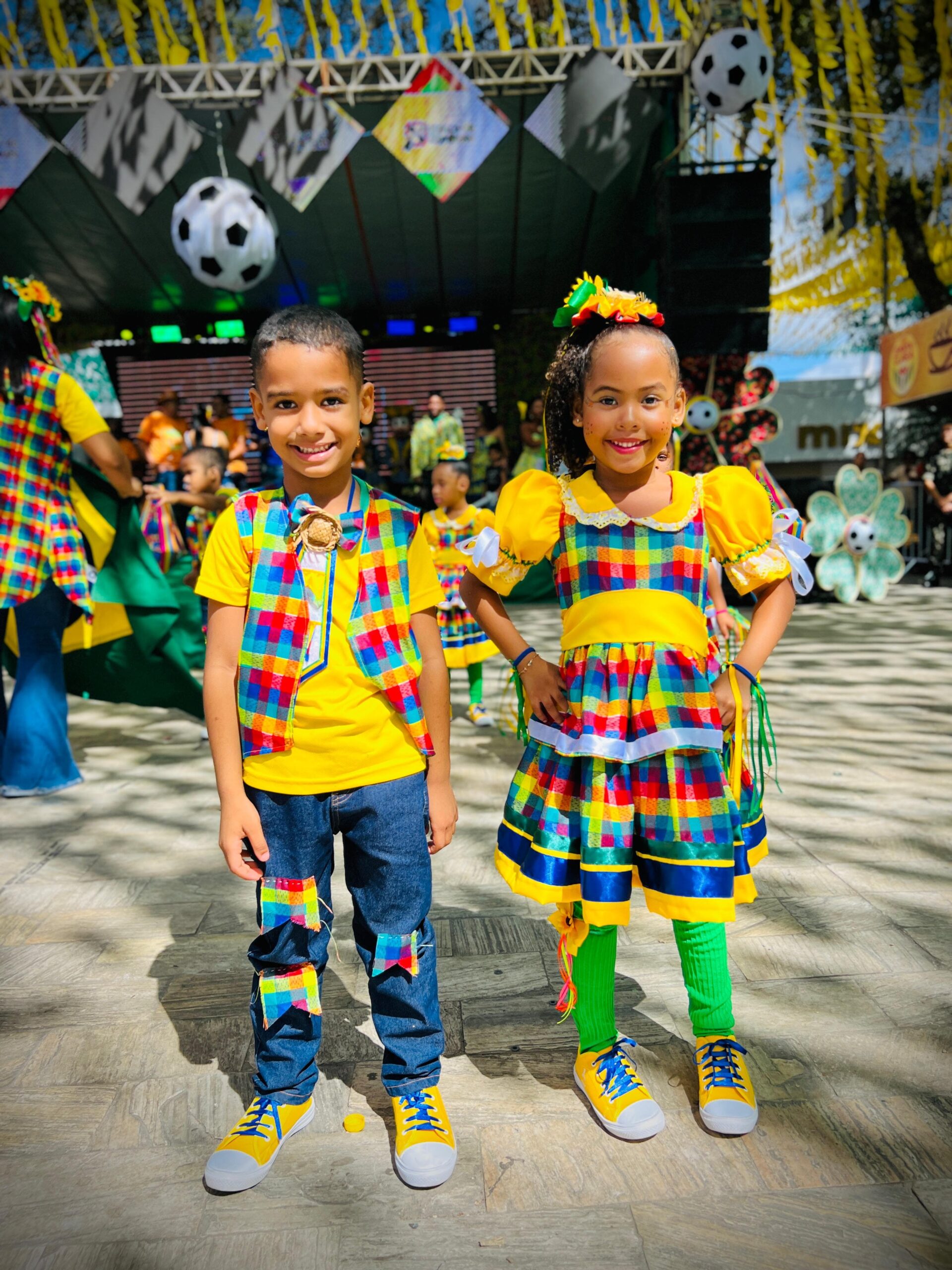 Crianças encantam público com apresentações de quadrilhas juninas no primeiro dia do Arraiá do Laranjinha