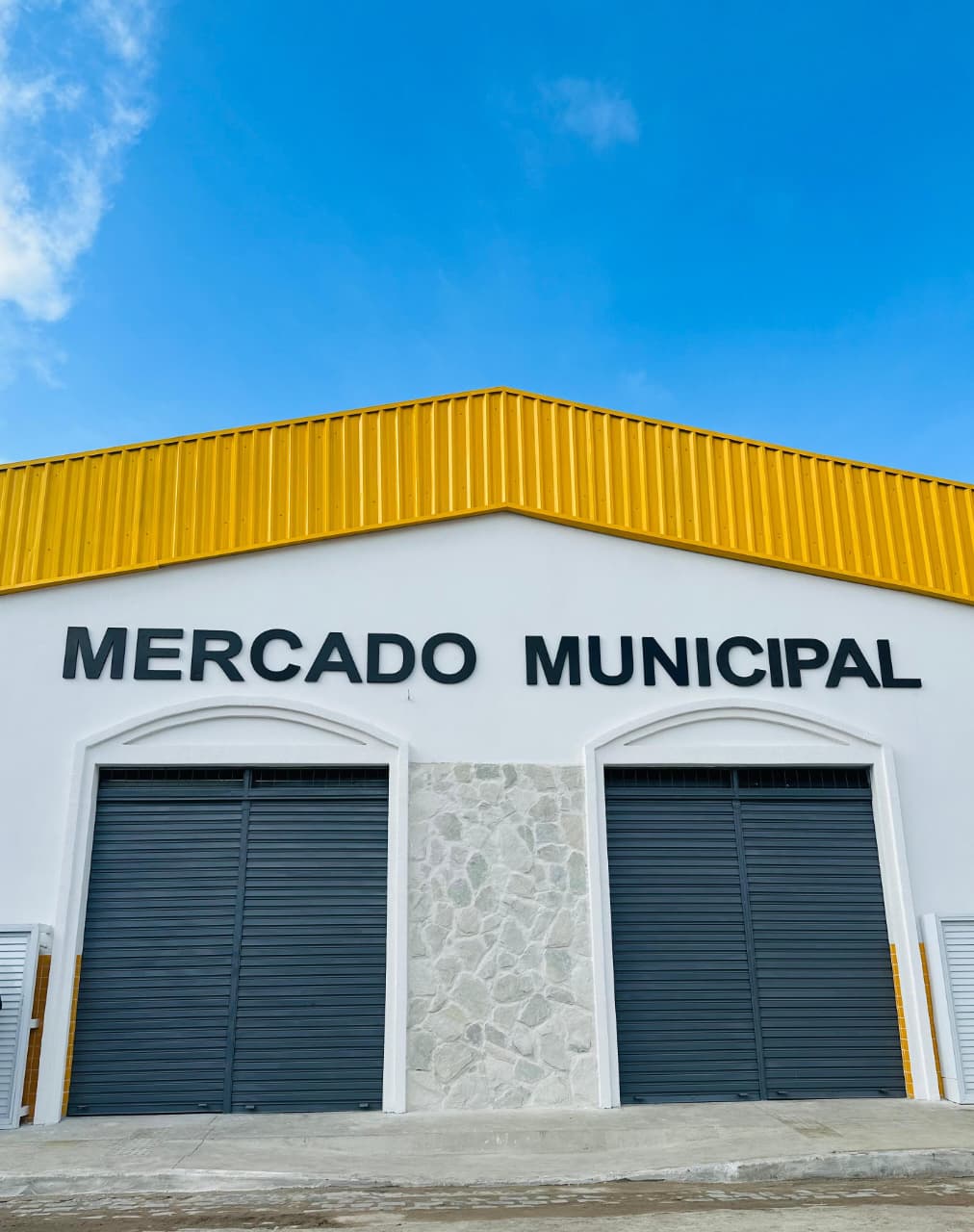 Prefeitura de Cruz entrega reforma do Mercado Municipal; espaço ganhou oito novos boxes, banheiros climatizados e identidade visual