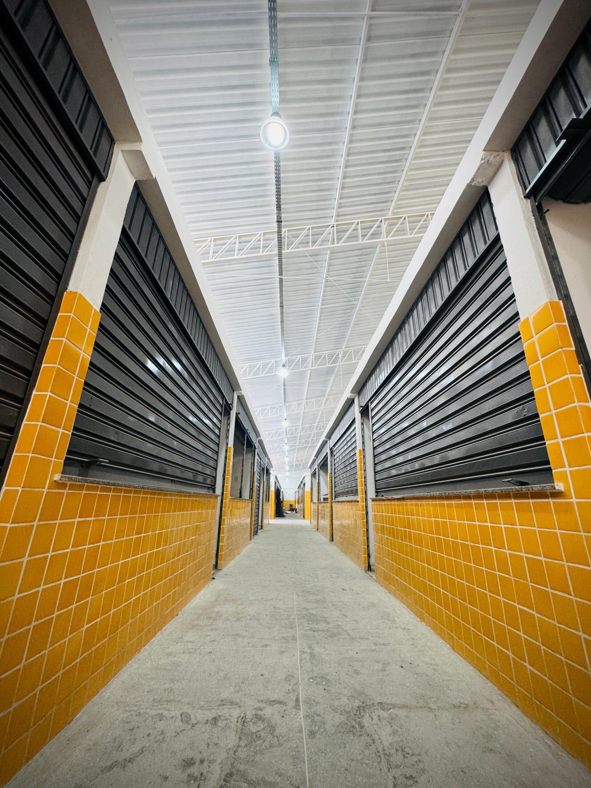 Prefeitura de Cruz realiza reunião com comerciantes para organizar retorno ao Mercado Municipal