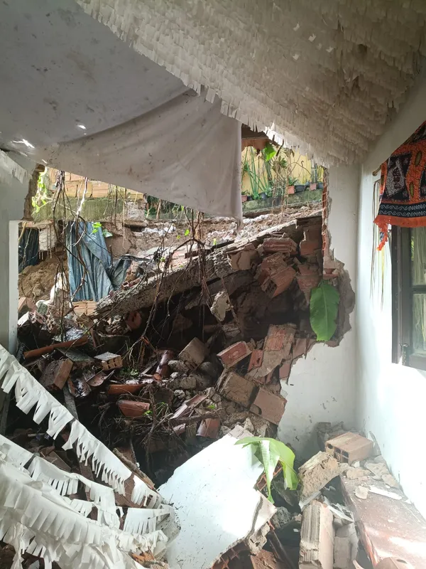 Muro desaba e atinge terreiro em Cajazeiras; moradores ficam ilhados