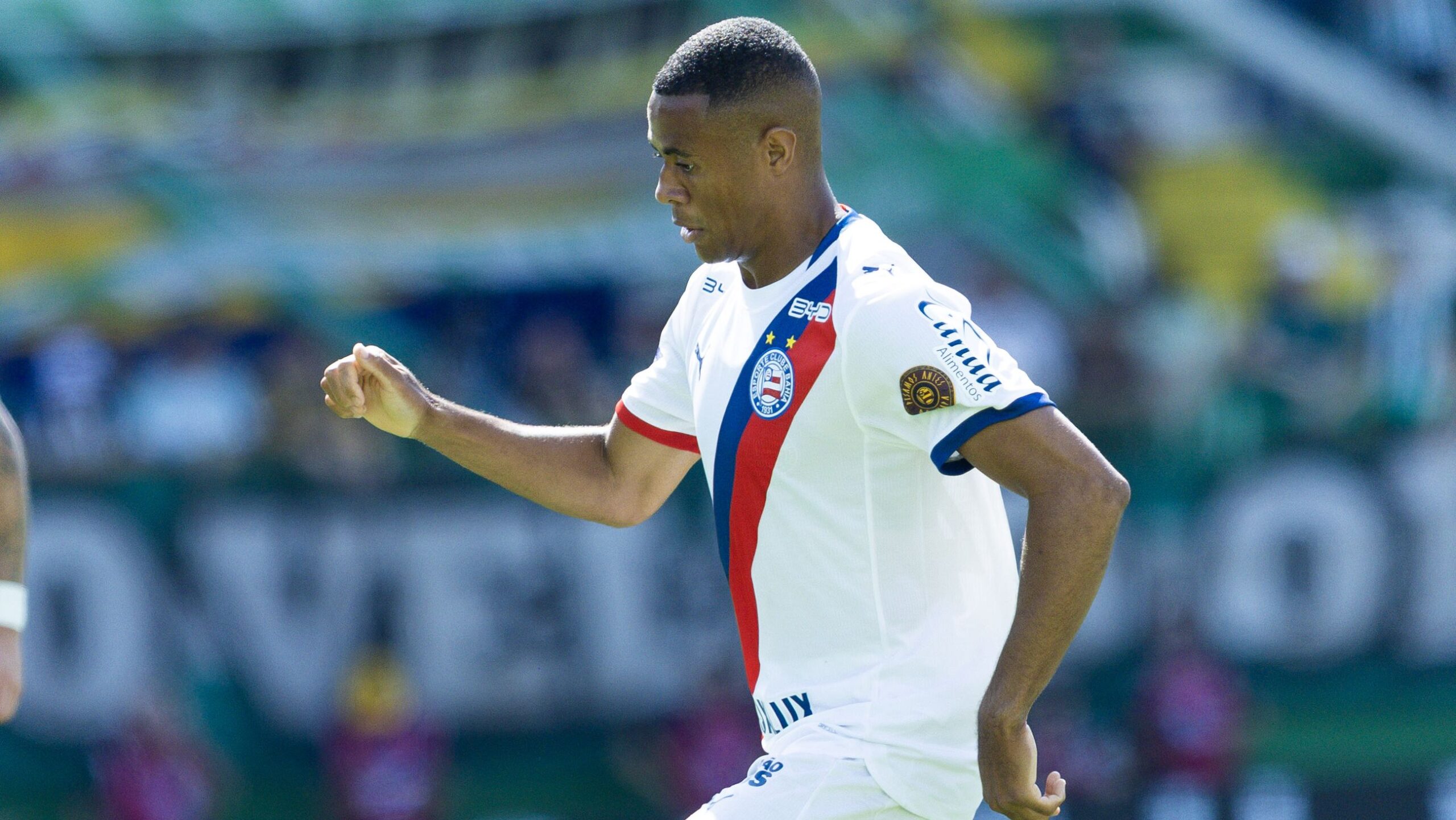 Meia do Bahia abre o jogo sobre momento do clube e comenta sobre o Ba-Vi: “Obrigação é vencer”