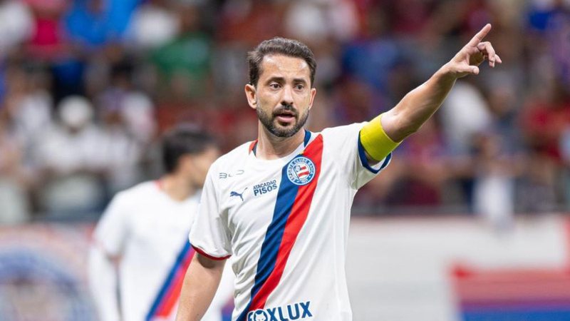 Procedimento realizado na lombar de Everton Ribeiro tira craque de duelo contra o Vasco