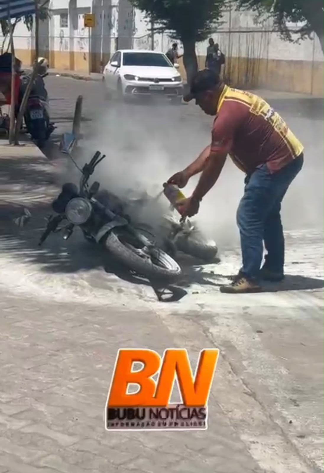 Vídeo: Moto pega fogo em frente ao Colégio CEC e homem usa extintor para conter as chamas. Caso acende alerta sobre a importância da manutenção preventiva dos veículos.