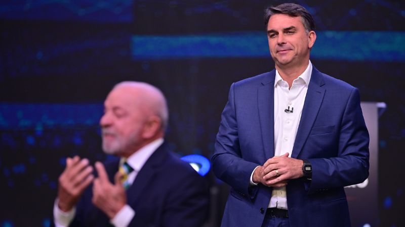 Flávio Bolsonaro treinou estratégia para provocar Lula e viralizar nas redes durante debate